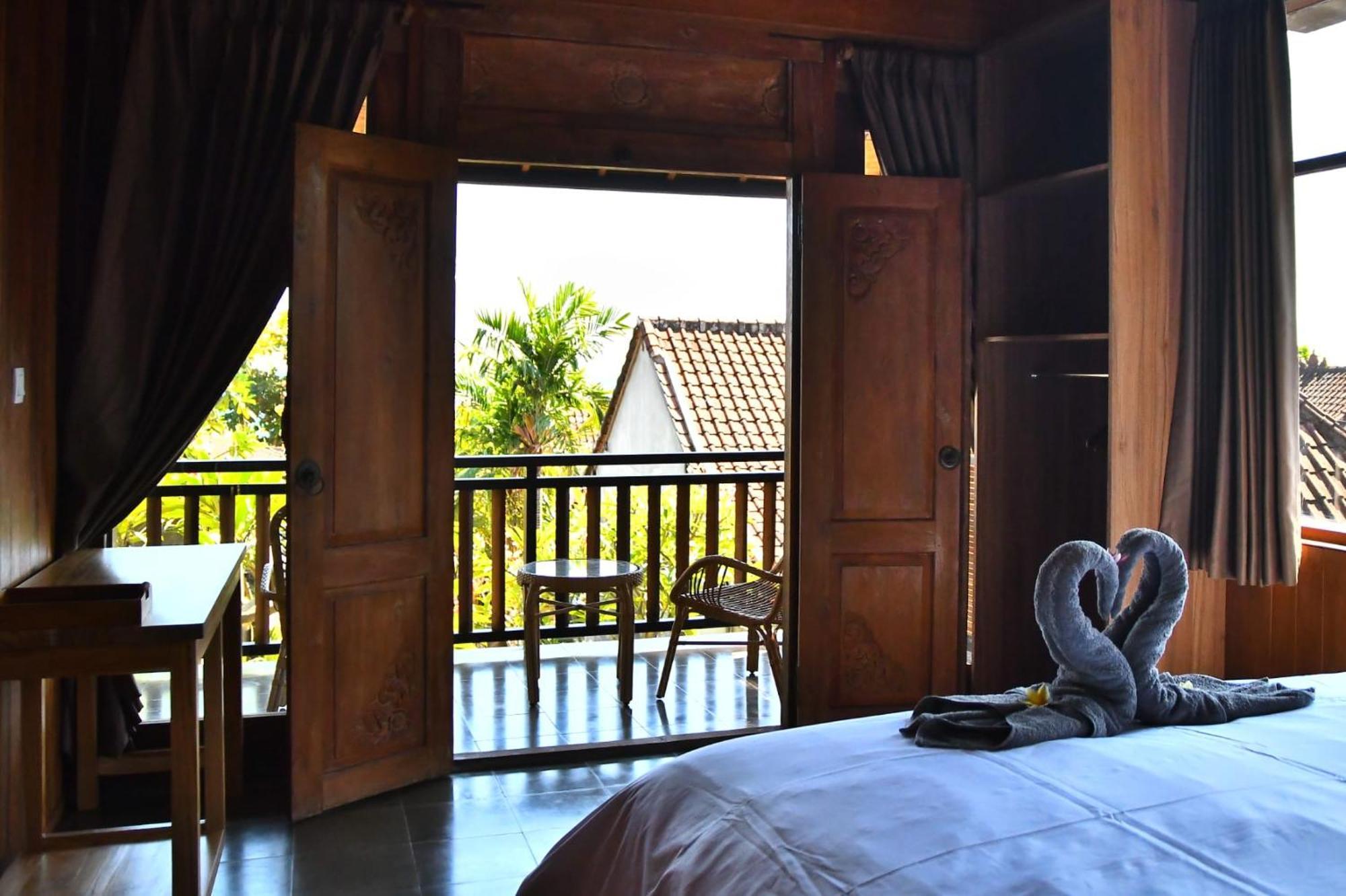 Putra'Lebah Amed Guest House エクステリア 写真