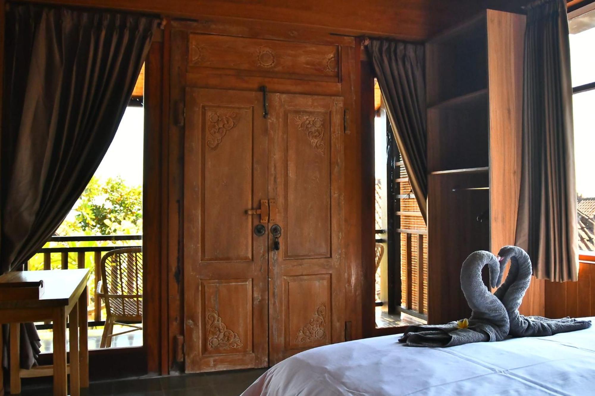 Putra'Lebah Amed Guest House エクステリア 写真