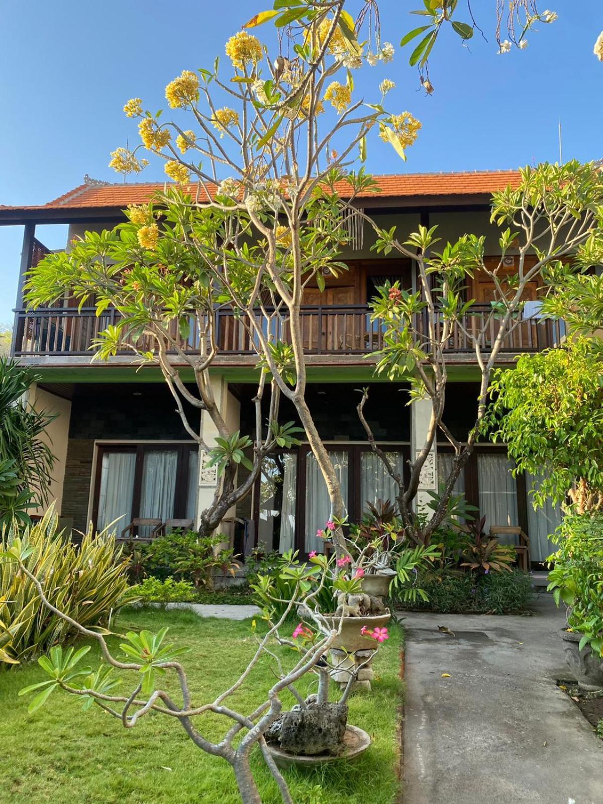 Putra'Lebah Amed Guest House エクステリア 写真
