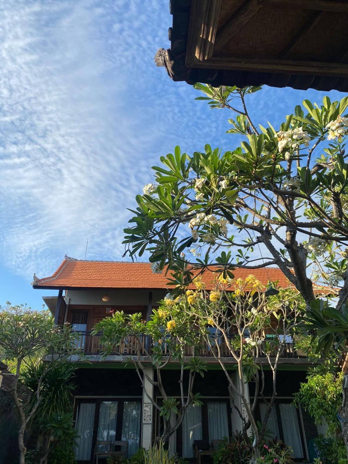 Putra'Lebah Amed Guest House エクステリア 写真