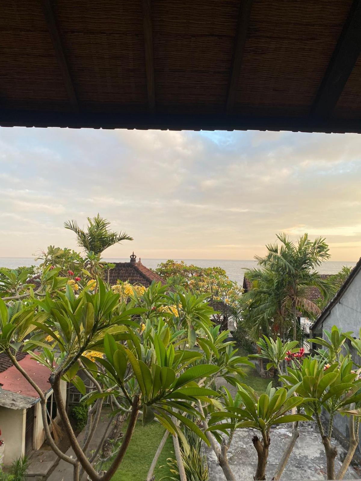 Putra'Lebah Amed Guest House エクステリア 写真